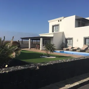 https://luxury-3bed-villa-with-heated-private-pool-full-sky-and.in-canary-islands.com